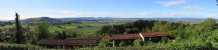 Panorama äber die Baar-Landschaft mit Ferienhäusern im Vordergrund
