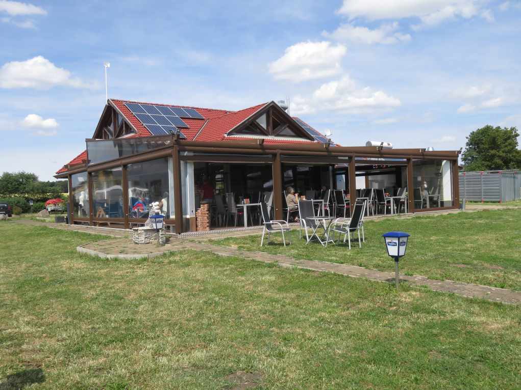 Terrassenansicht des Lokals Öfinger Landhaus
