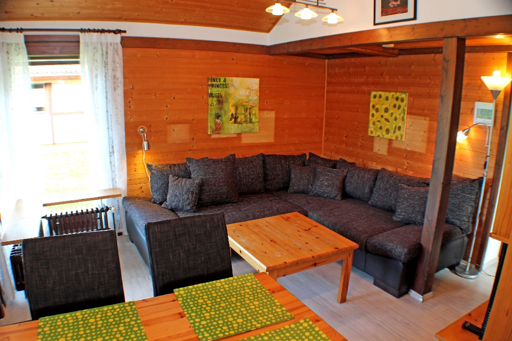 Wohnzimmer mit Sitzecke im Typ Mohikaner