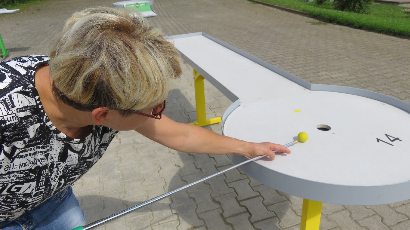 Frau Chandoni beim Einlochversuch