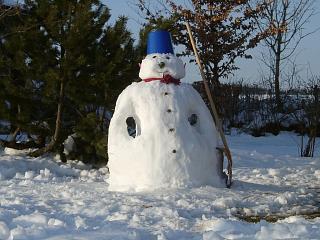 Schneemann mit Zylinder und Schleife