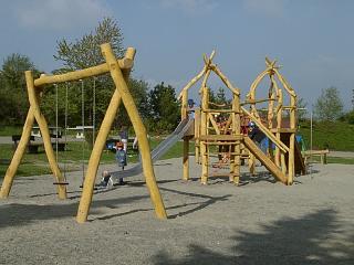Spielplatz mit großen Klettergerüsten aus Holz