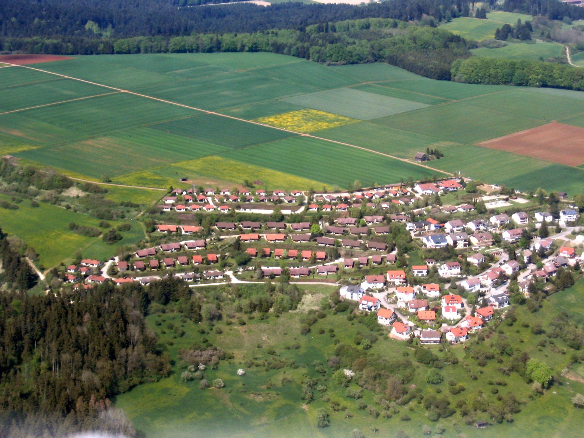 Das Feriendorf Öfingen , rechts daneben ein Teil der Ortschaft Öfingen